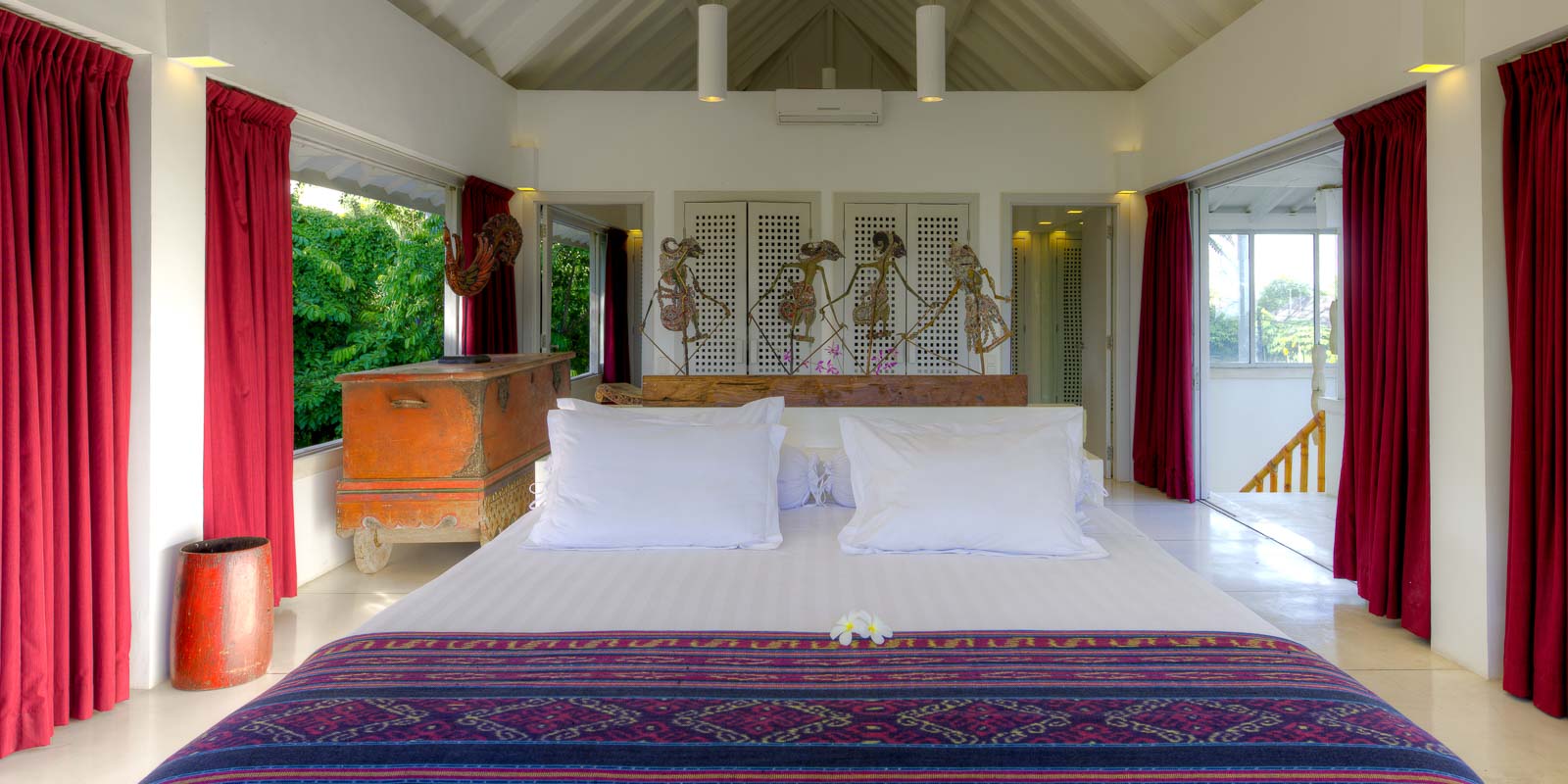 villa-matahari-main-suite-bedroom