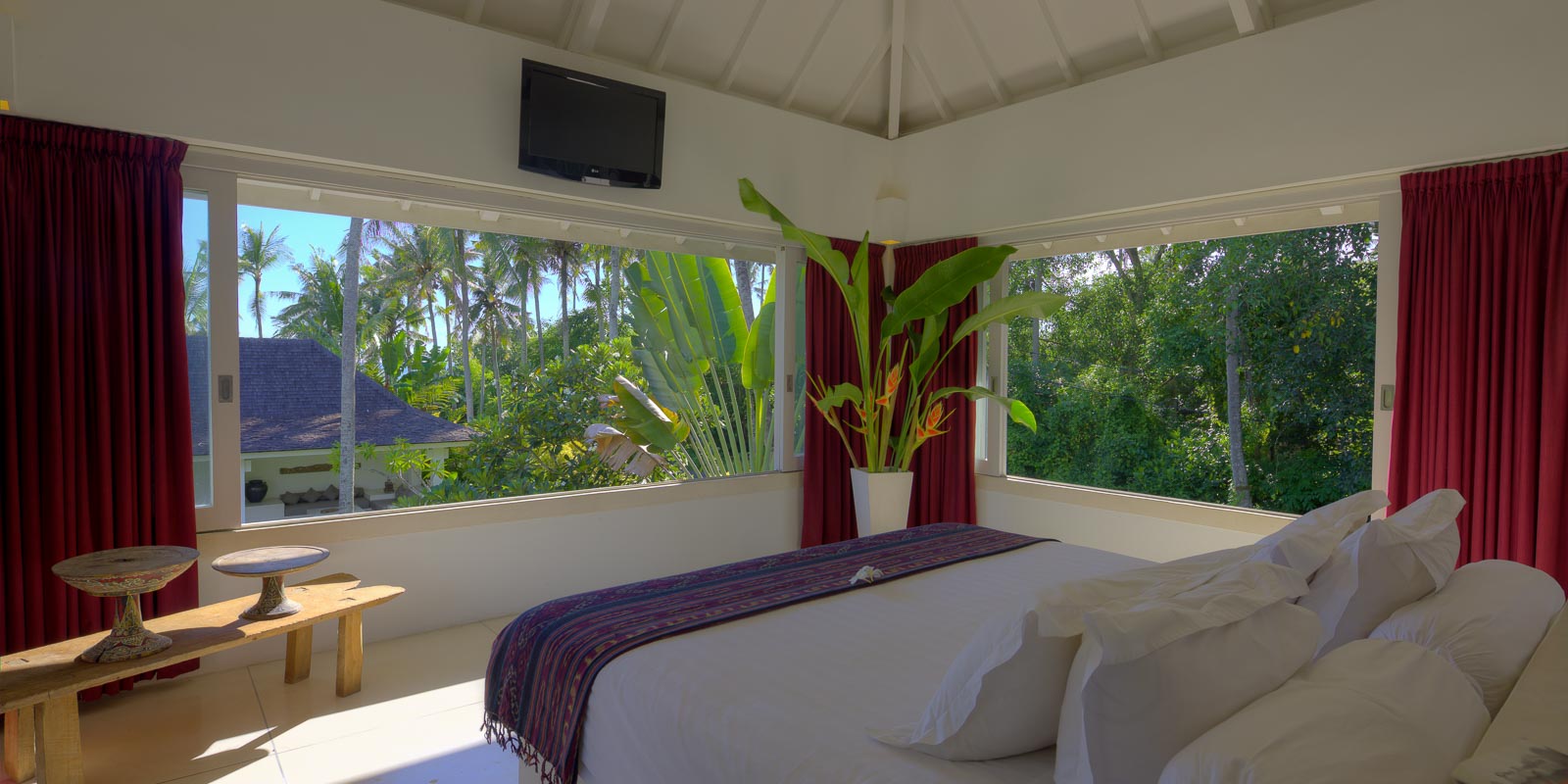 villa-matahari-main-suite-bedroom-view